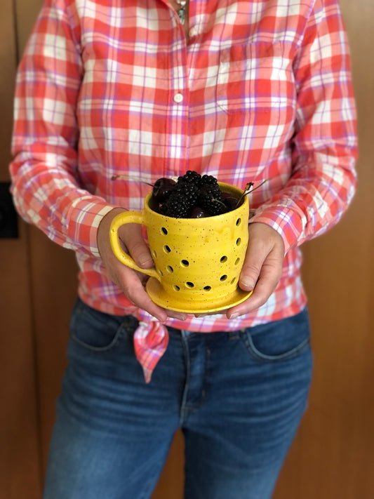 Cozy Colander Mug in Tumeric